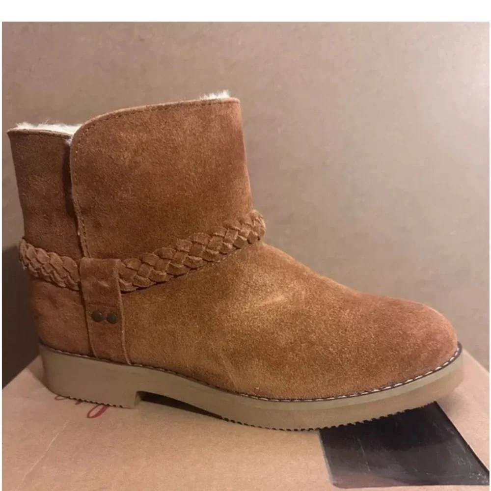 Kaii Cold-Weather Ankle Booties, Tan Ankle Boots with Faux Fur New In Box